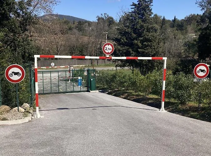 Les Restanques Pressoir 3029 Гримо